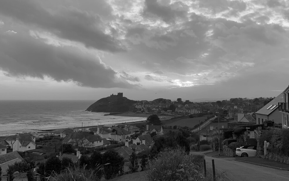Imagen en blanco y negro de
            un pueblo costero
